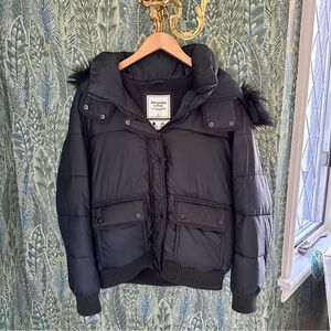 Abercrombie & Fitch Women’s Black Puffer Jacket with Faux Fur Collar, Sz Large